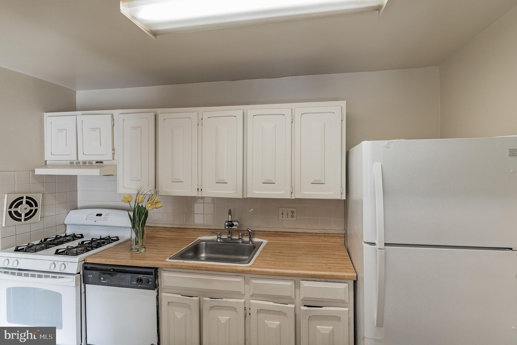 YORKTOWNE SQUARE - Residential