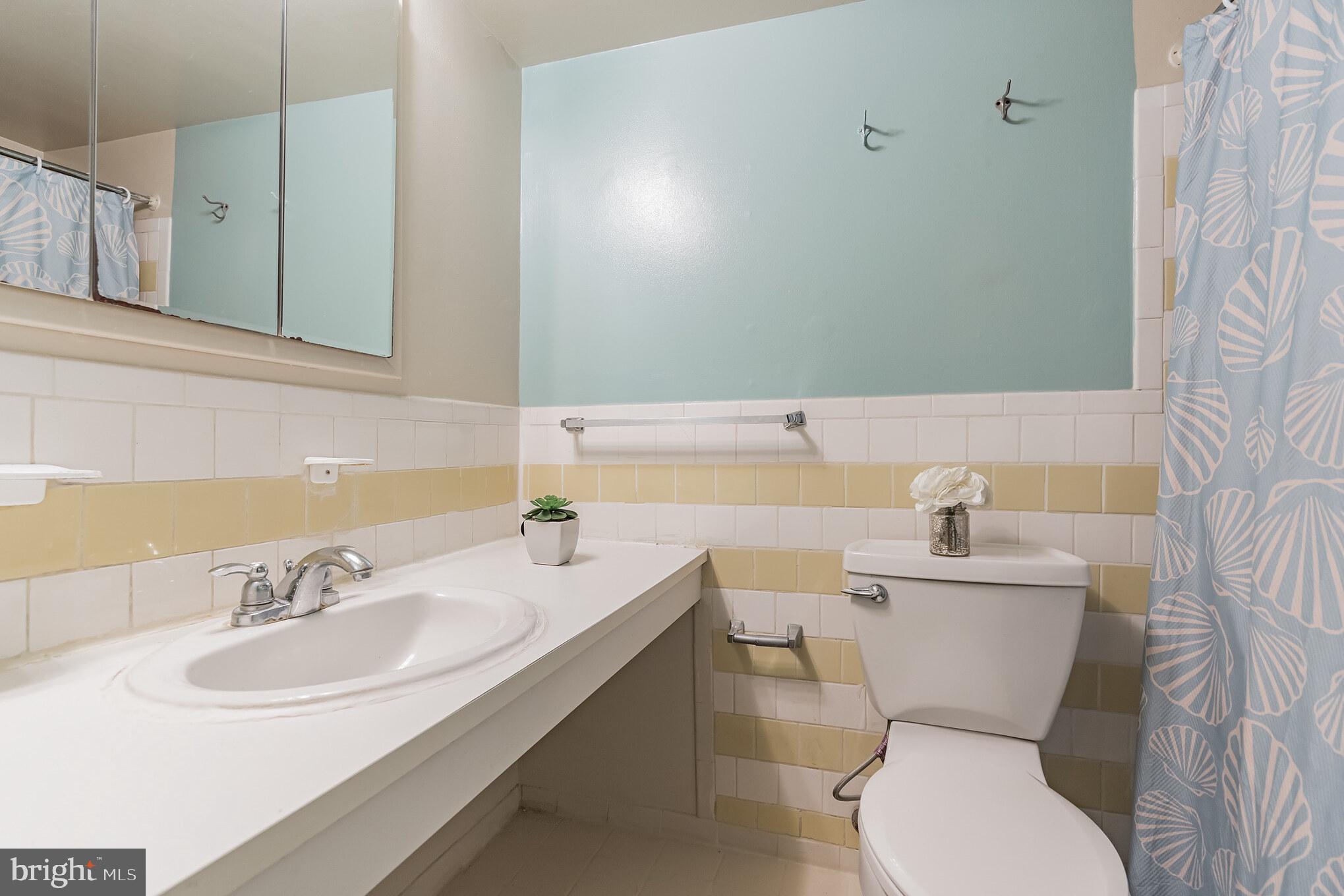 YORKTOWNE SQUARE - Residential