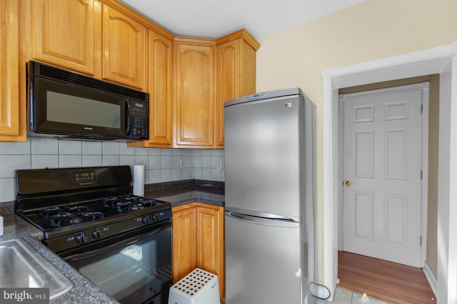 PORT RICHMOND - Residential Lease