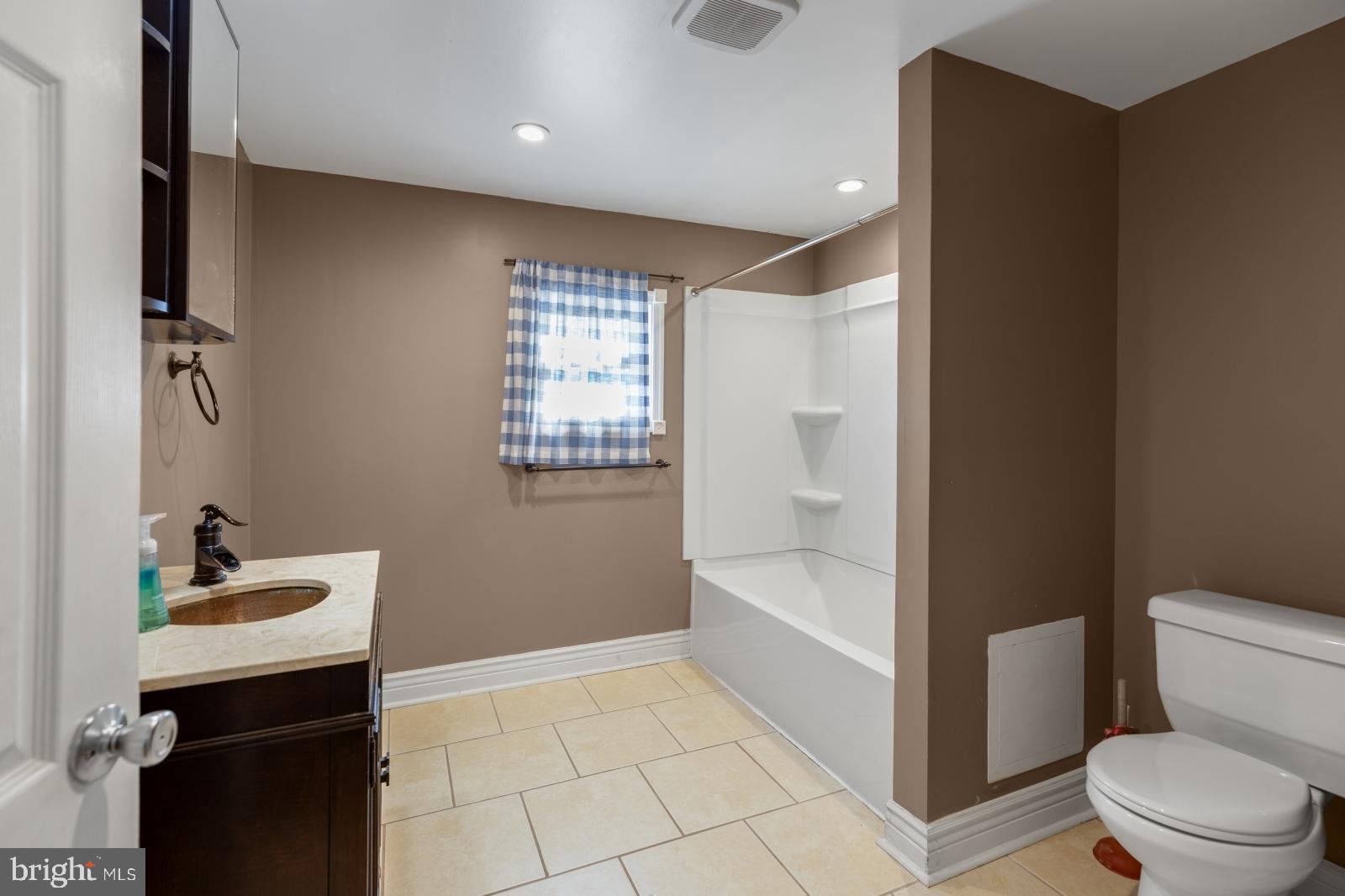 PORT RICHMOND - Residential Lease