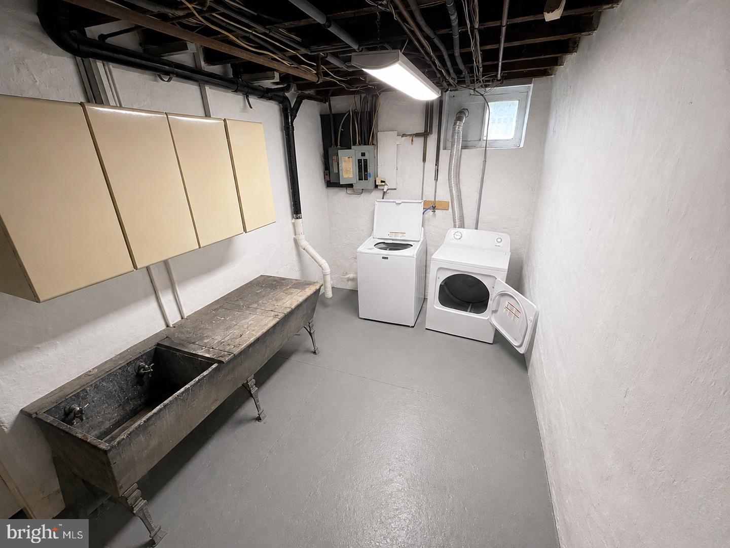 834 CENTRE AVENUE 3RD FLOOR