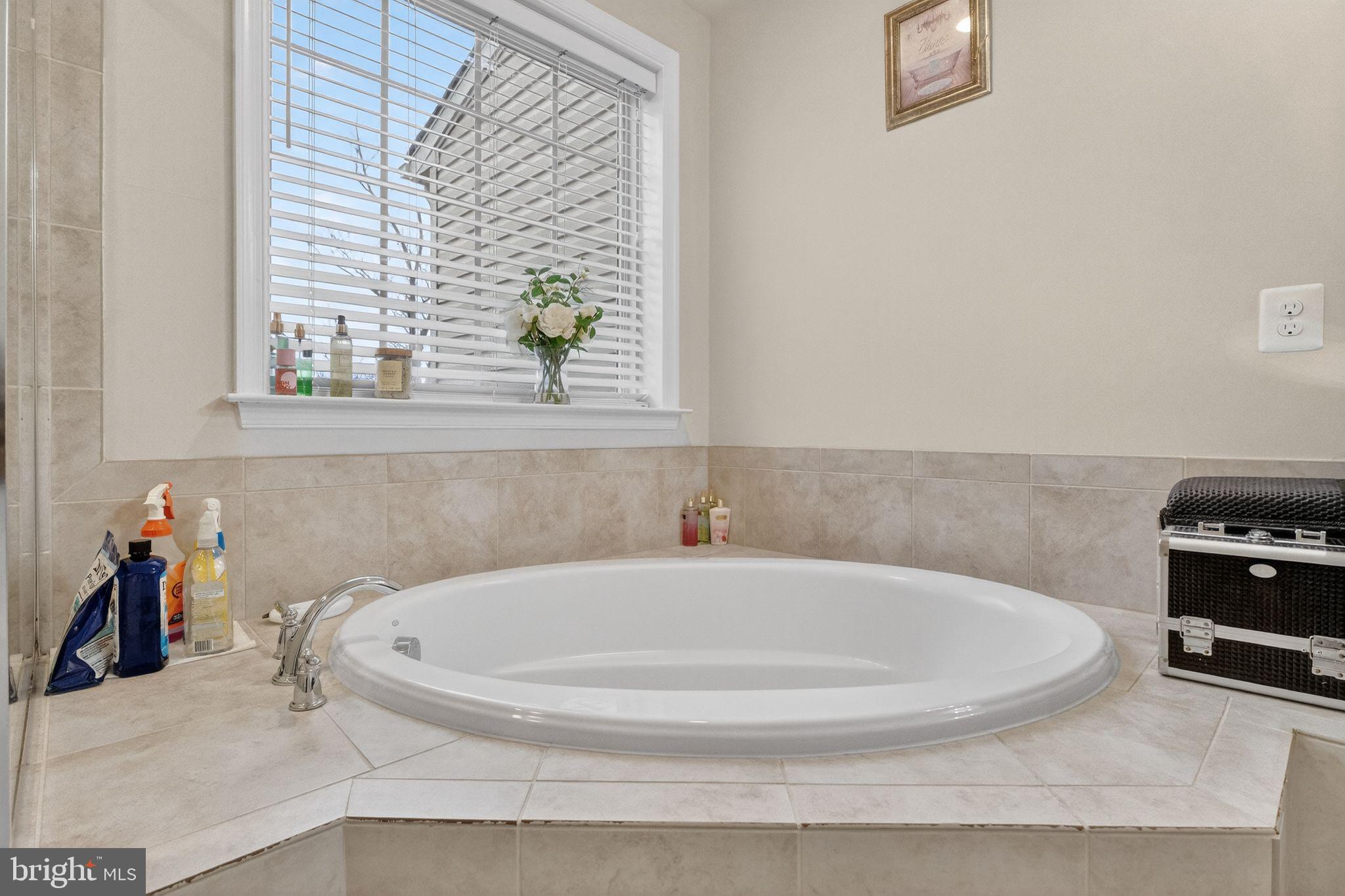 LYNDAM HILL - Residential