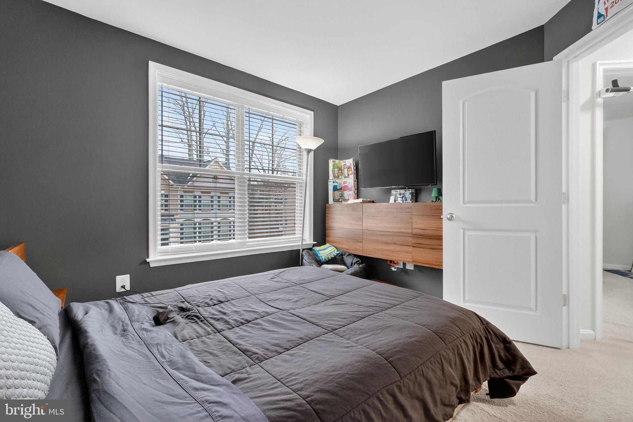 LYNDAM HILL - Residential