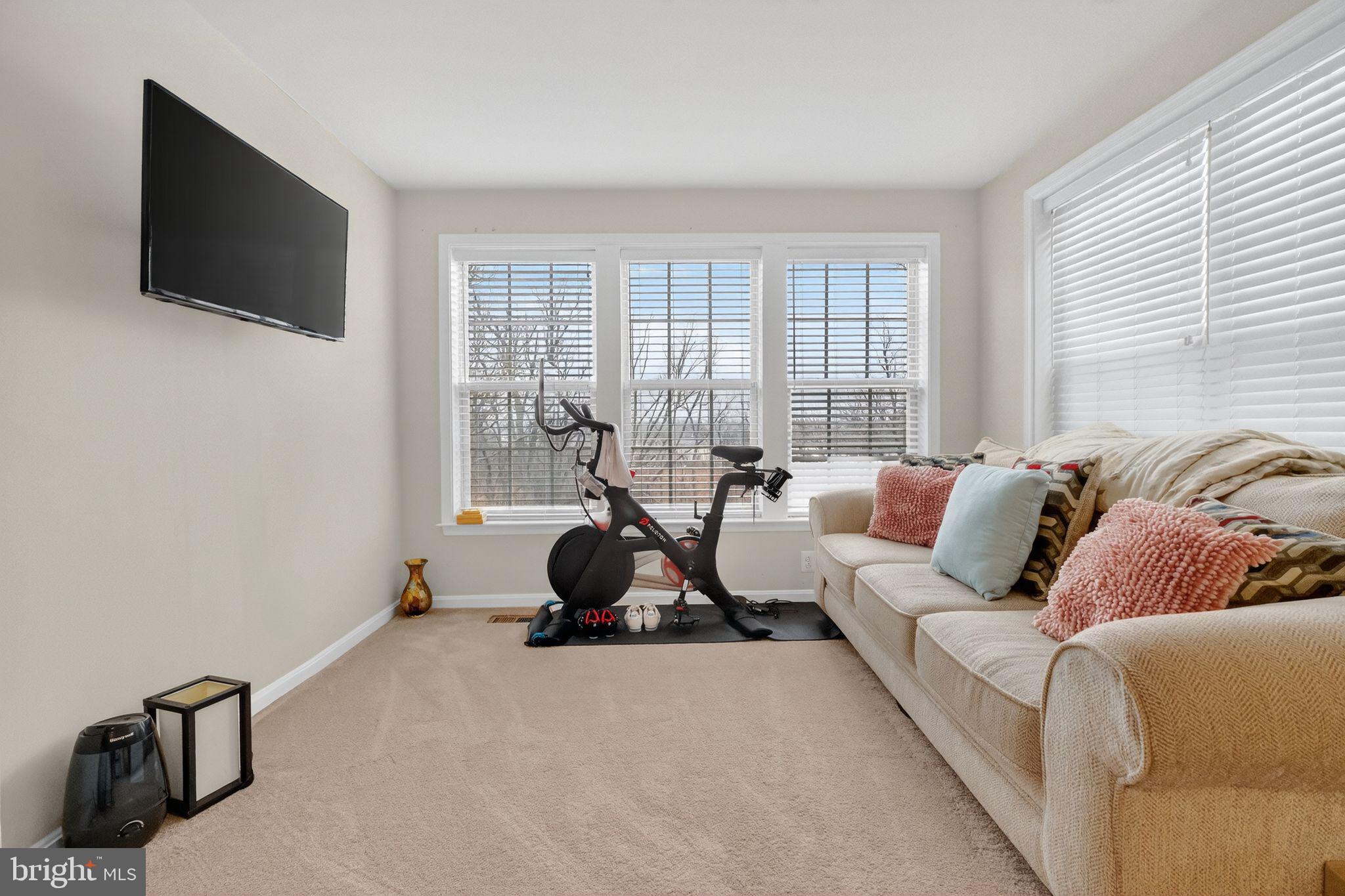 LYNDAM HILL - Residential