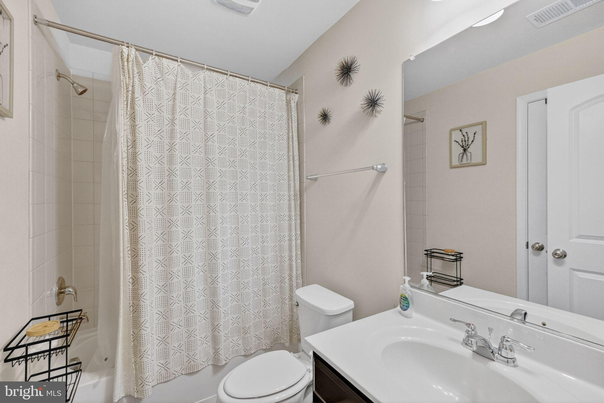 LYNDAM HILL - Residential