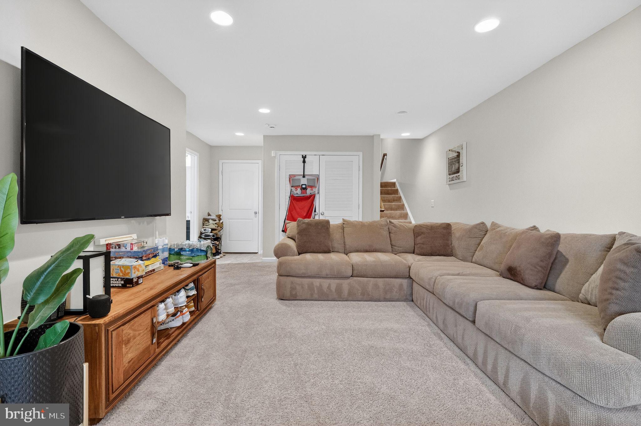 LYNDAM HILL - Residential