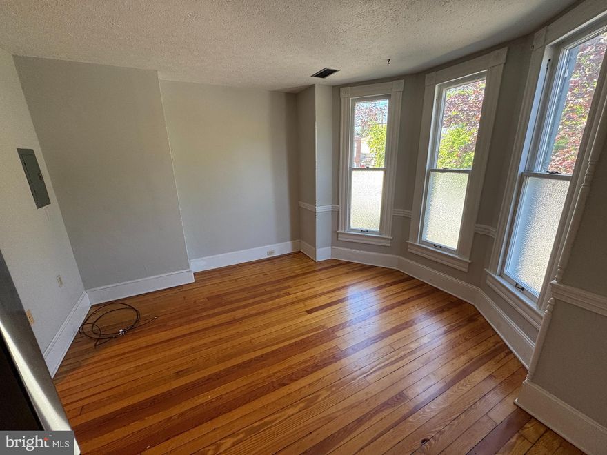 One bedroom, one bath apartment located within walking distance from the walking mall and 10 minute drive to Winchester Medical Center. Three requirements: 1) $49k, 2) Good credit, 3) Good landlord reference.