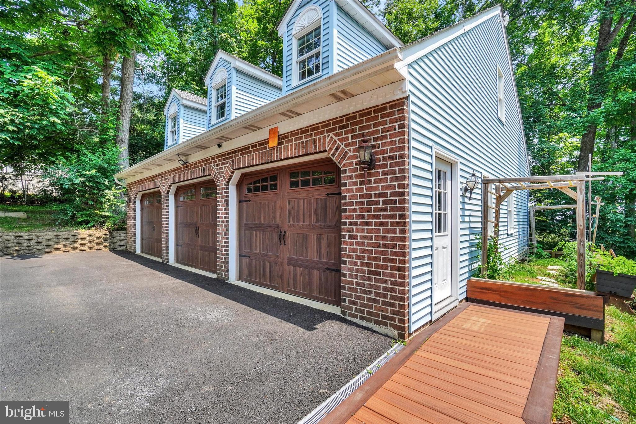 8975 DEER LANE