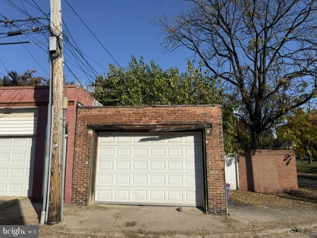809 HOLLINS STREET