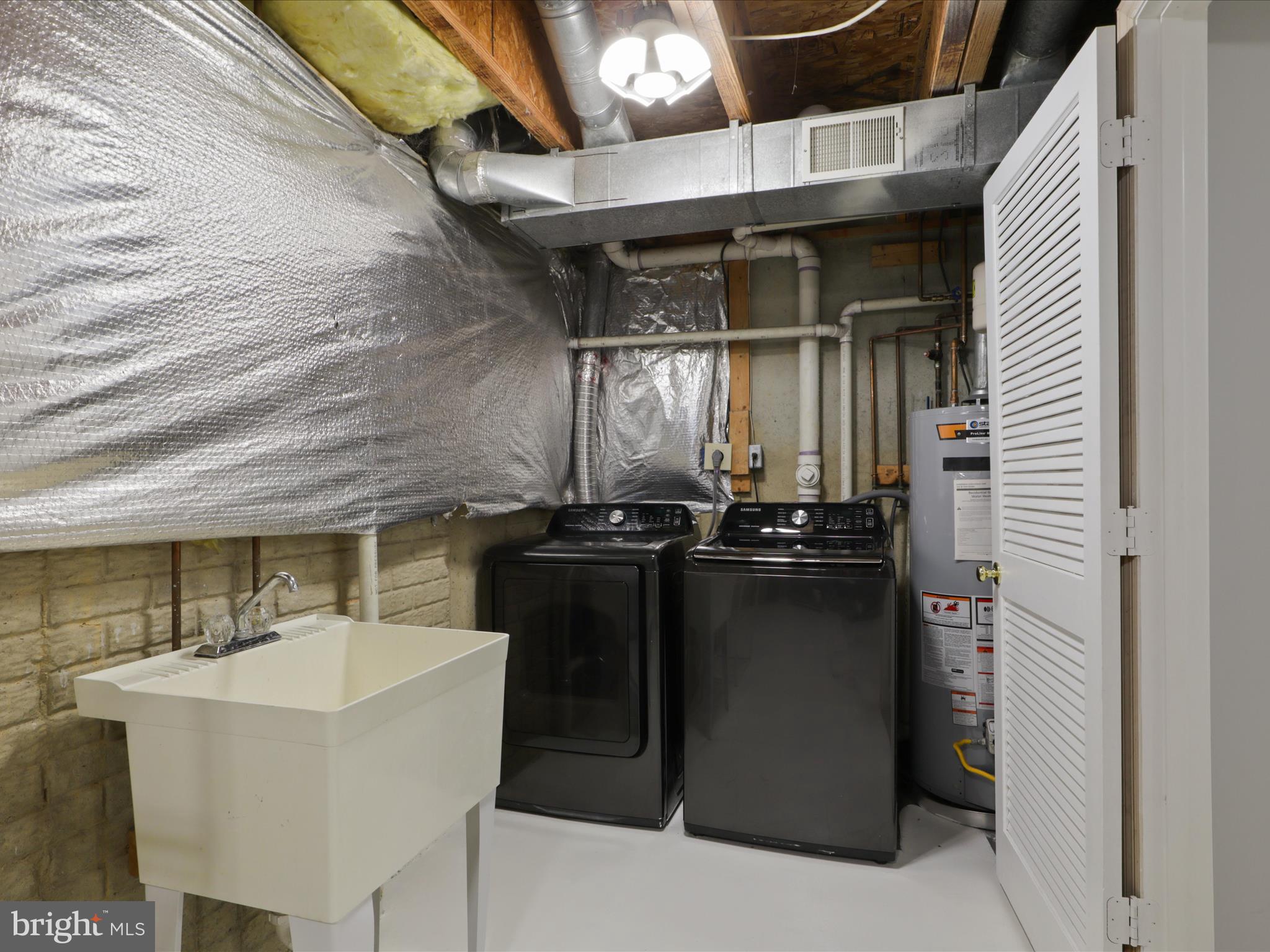 ROLLING BROOK - Residential Lease