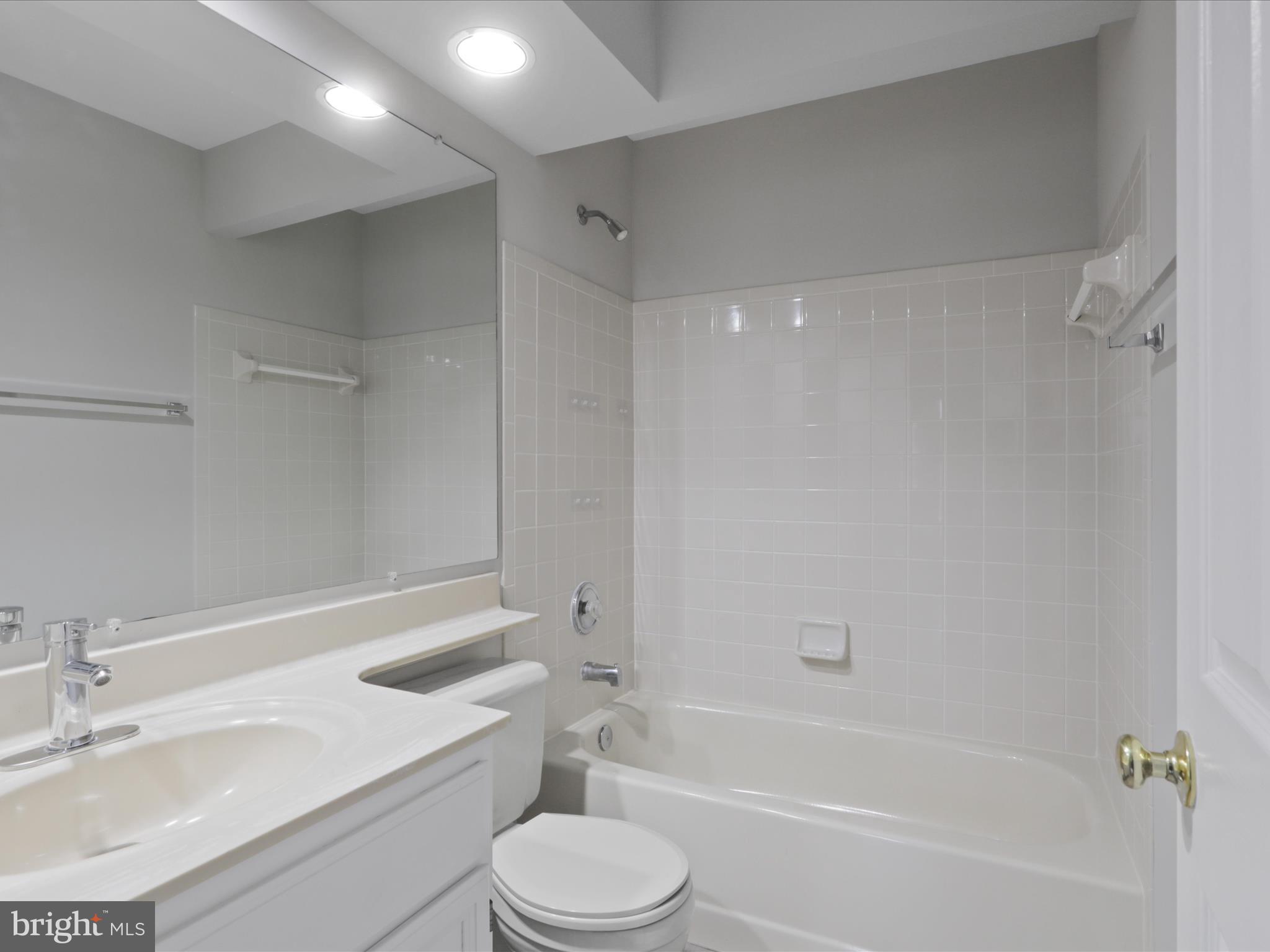 ROLLING BROOK - Residential Lease