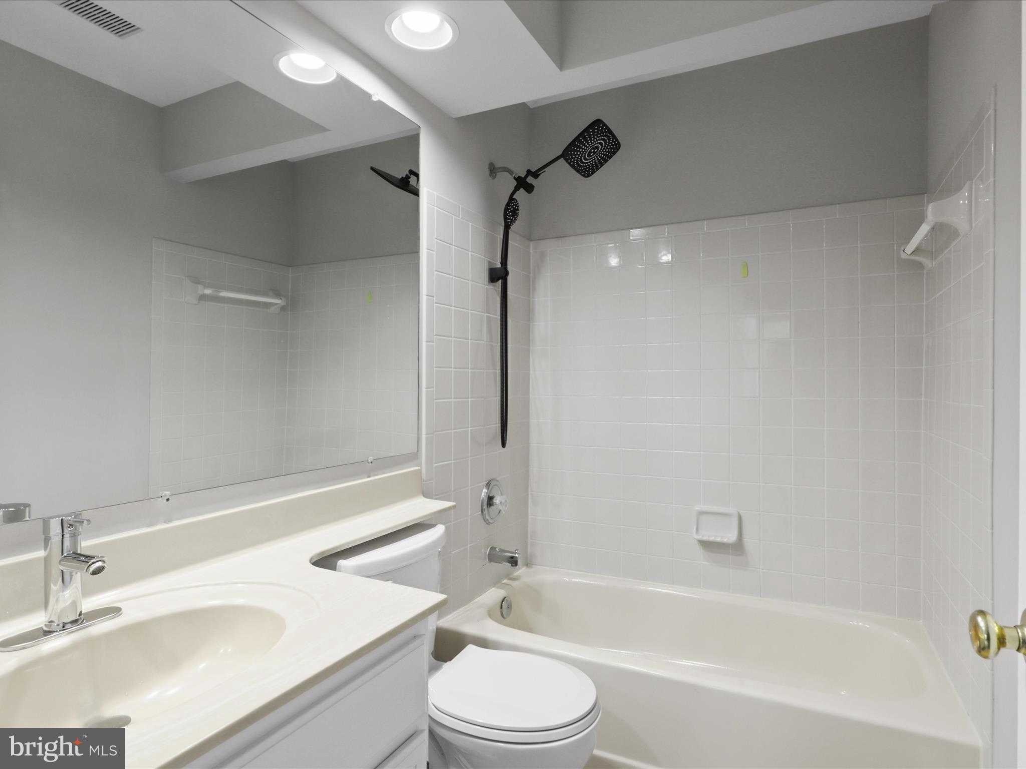 ROLLING BROOK - Residential Lease