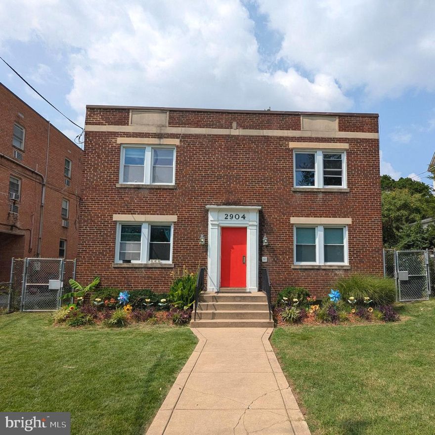 *** 800 sq ft of living area ** Totally rehabbed and beautiful ** Move in condition--excellent condition ***
No more yard work while enjoying this spacious 2 bedroom apartment ** Brand new appliances, new bathrooms-BEAUTIFUL !!  Floors are brand new and very modern.  Nice lighting and roomy for the price** Washer and dryer on the premises for tenants use **
Apartment is on the 2nd floor.

Come see and move right in !