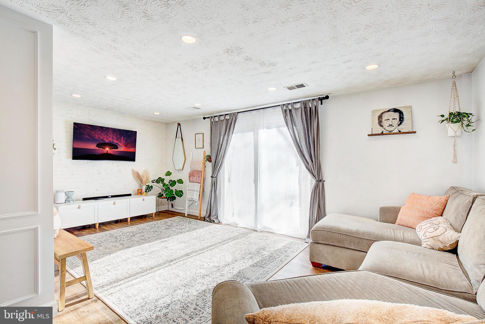 WHISPERING WOODS - Residential