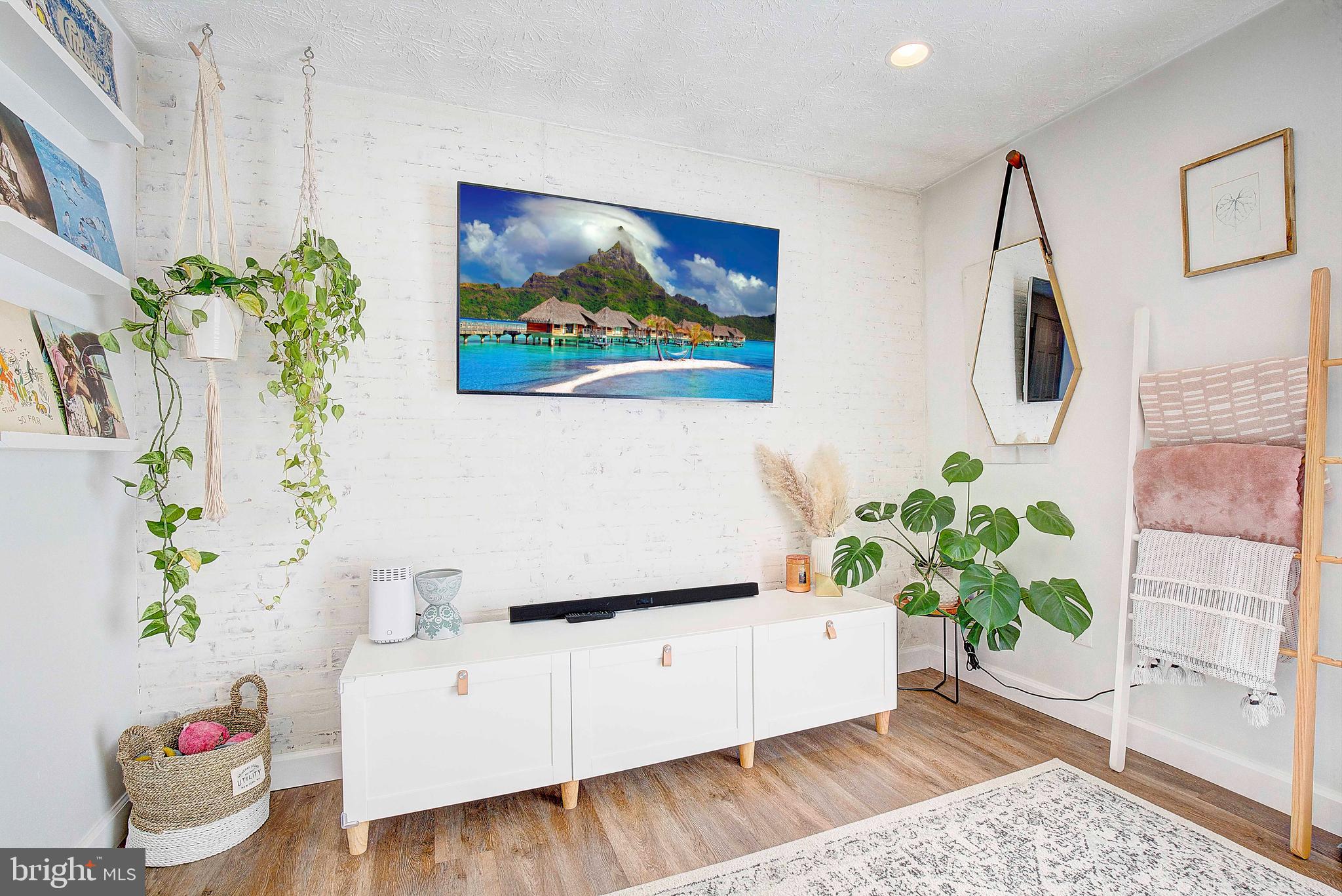 WHISPERING WOODS - Residential