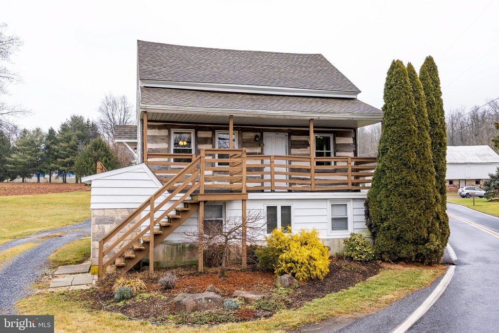 Photo of 631 W SWARTZVILLE RD, REINHOLDS, PA 17569 (MLS # PALA2030548)