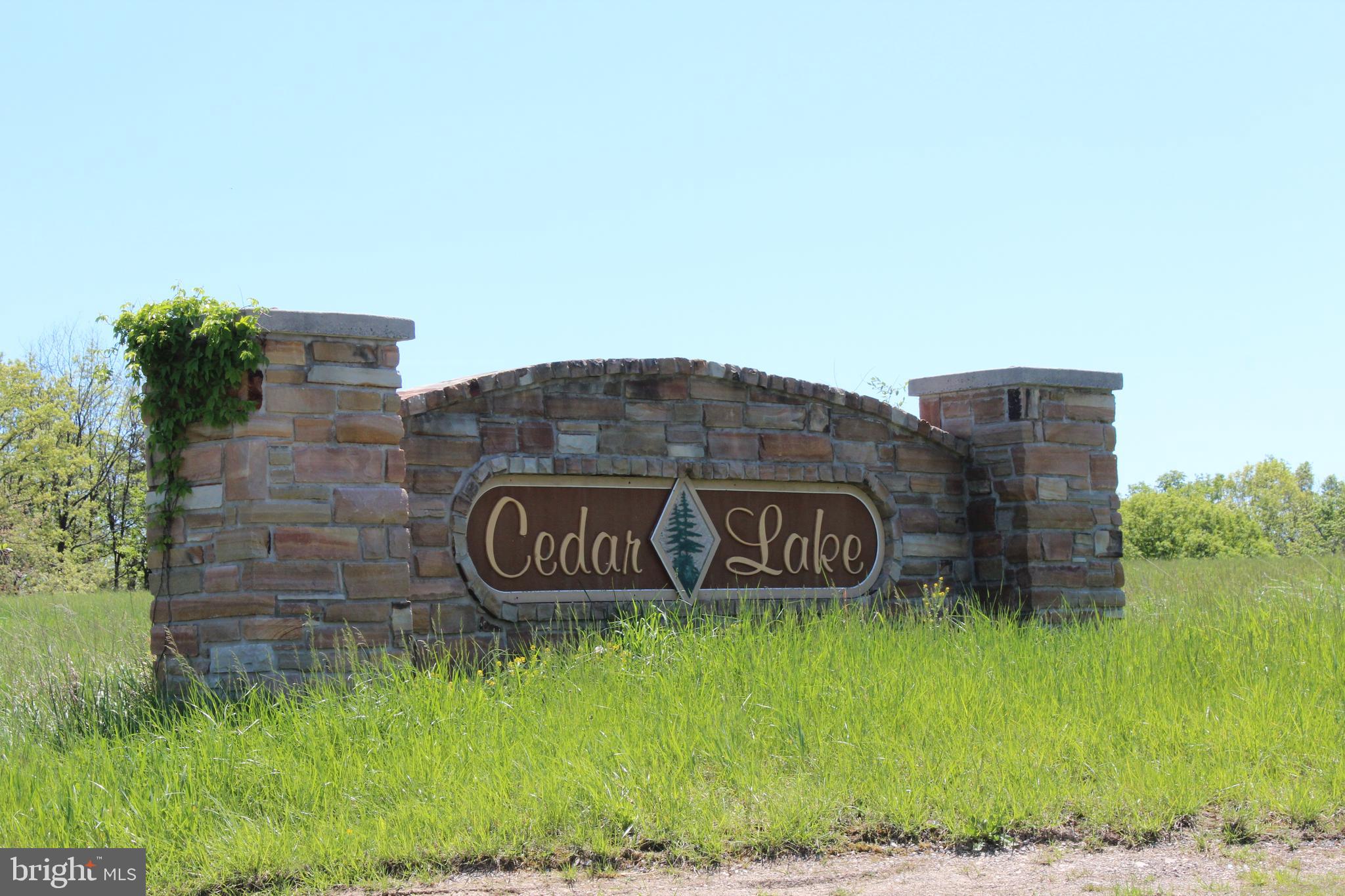 CEDAR LAKE - Land