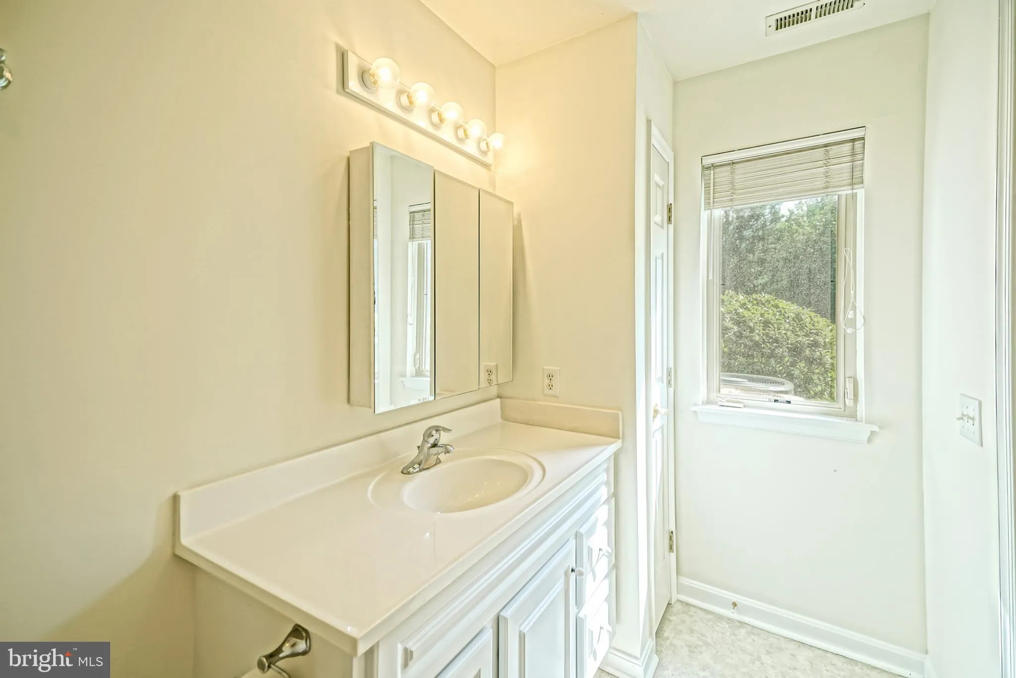 Lewes, Delaware 19958, United States, 2 Bedrooms Bedrooms, ,2 BathroomsBathrooms,Residential,Contingent,196190