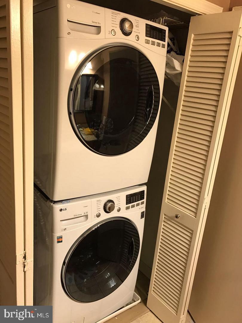 FOUR WINDS AT OAKTON - Residential Lease