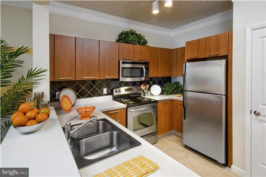 Luxury Living, like living in a Resort! Amenities incl. seasonal outdoor swimming pool, 24-hr Fitness Ctr, Club Suite, Theater Room,  & much more! PET Friendly. Prices change daily. List Price based on 12 MO Lease. Shorter Leases avail. Other/Floor Plans/Prices Avail. Corporate & Furnished Apts - Additional Floor Plans/Prices avail.