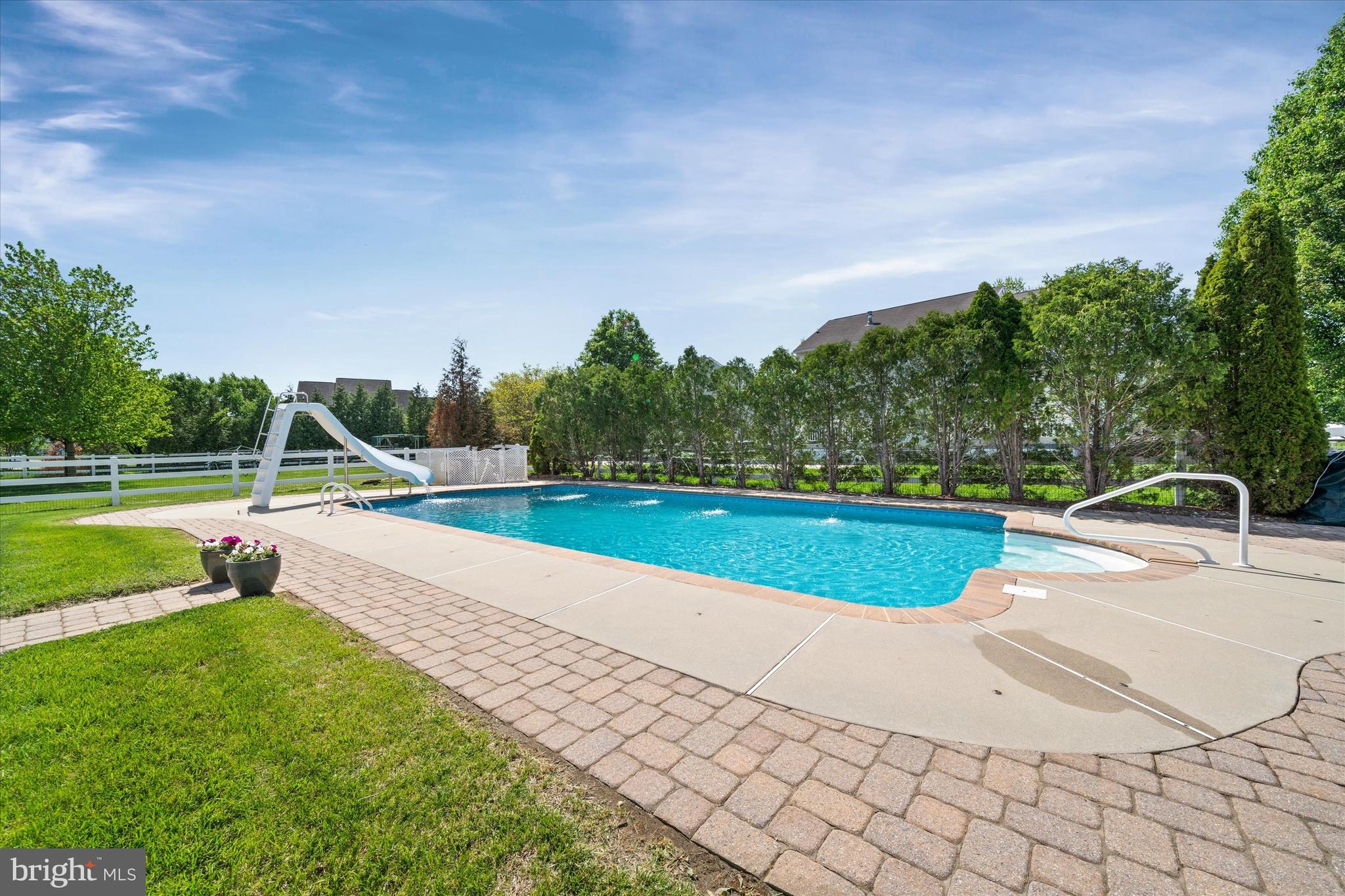 THE LEGENDS - Residential