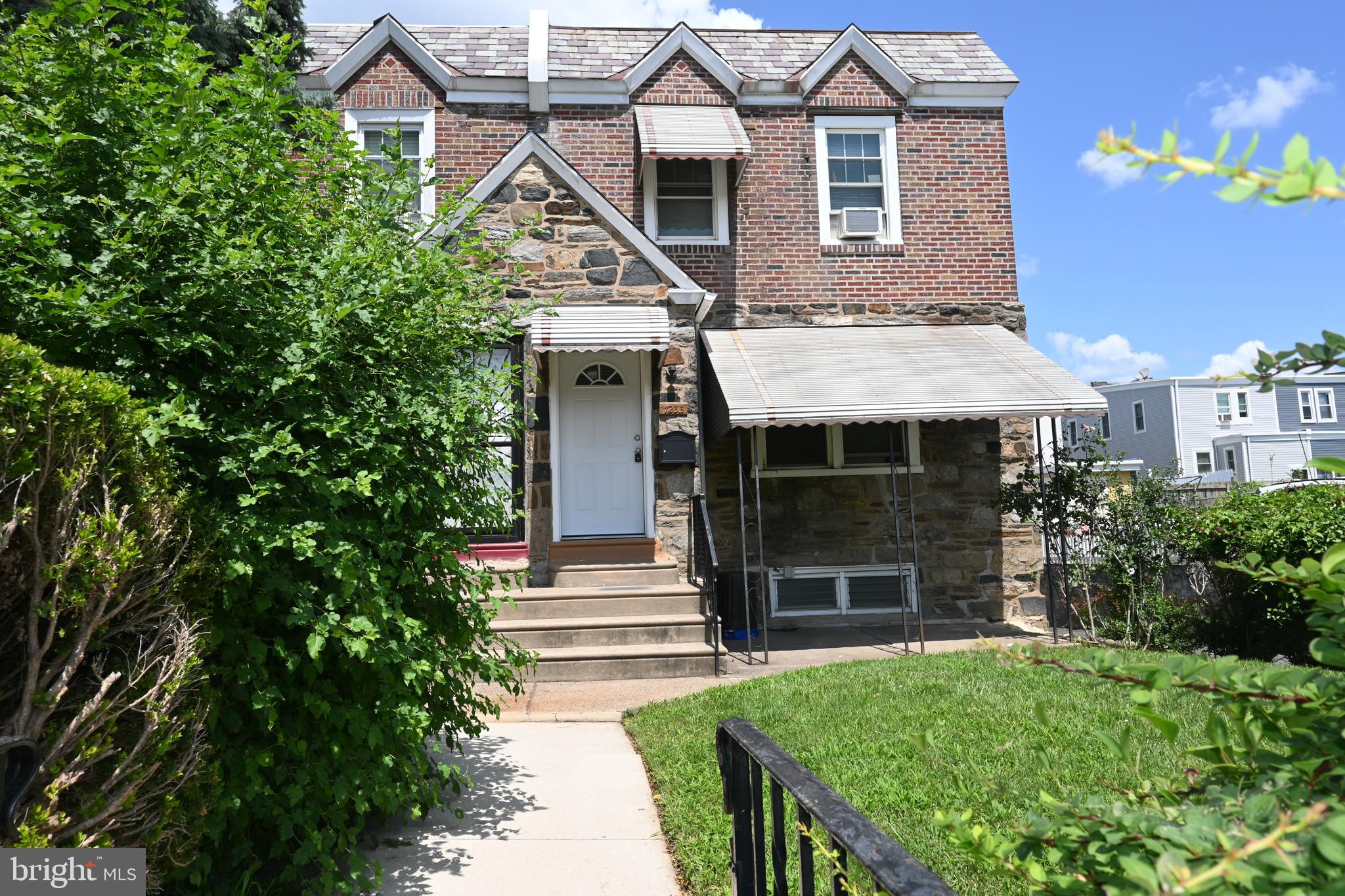 Move right in to this Nice Home! End unit Townhouse on Great Street. Covered front patio with Semi Private Front Yard. Living Room is large with Hardwood Floors and Plenty of Natural Light. The Formal Dining Room opens to Modern Kitchen. The kitchen has Plenty of Cabinets and Counter Space with Backsplash and Stainless Steel Appliances. Upstairs finds the Large Master Bedroom filled with light and Lovely Hardwood Floors. Two Additional Bedrooms and the Ceramic Tile Hall Bath with Soaking Tub and Stall Shower completes the Second Floor.
The Walk-Out Basement is Large with Storage Room, Laundry and Exit to Private Parking. Come See!