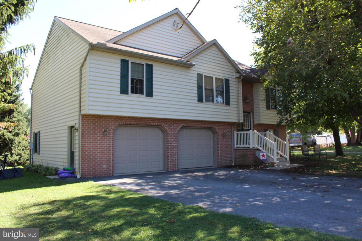 Gorgeous home with open floor plan, new carpet, hardwood, and tile floors throughout, w/ oversized 2 car garage. Large master bedroom with ensuite bathroom, walk in closet & private deck with Hot Tub! Vaulted ceiling in Living room & has a gas fireplace. Kitchen has tons of counter and cabinet space, and gas range. Finished lower level w/ Family Room & full bath. Could be a great In-Law Suite! All gas utilities! http://www.LancasterOpenHouses.co