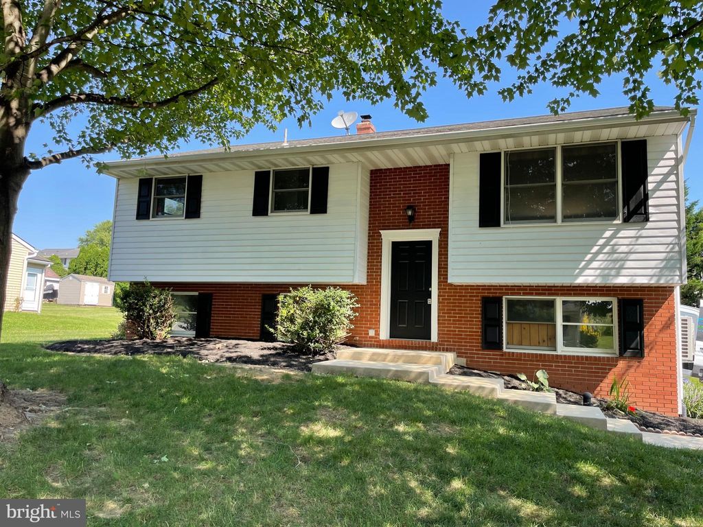 Photo of 35 Hoover Road, Lancaster, PA 17603 (MLS # PALA2056282)