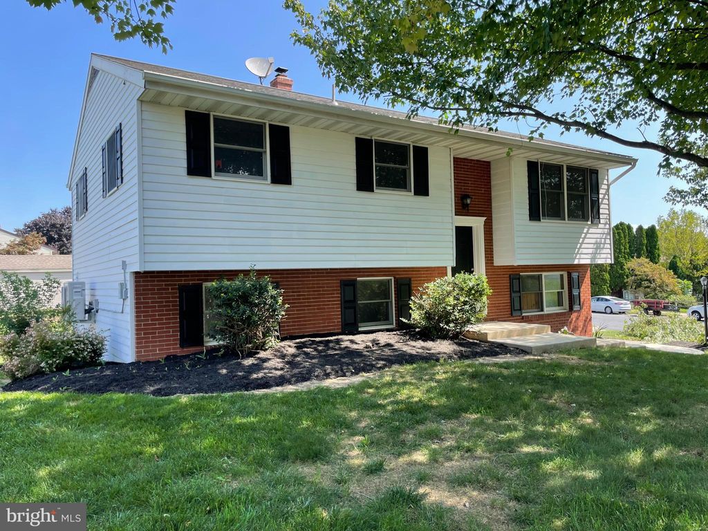 Photo of 35 Hoover Road, Lancaster, PA 17603 (MLS # PALA2056282)