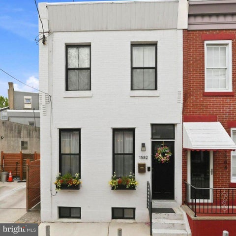Townhouse For Sale - 1582 E Hewson Street<br/> PHILADELPHIA, PA 19125