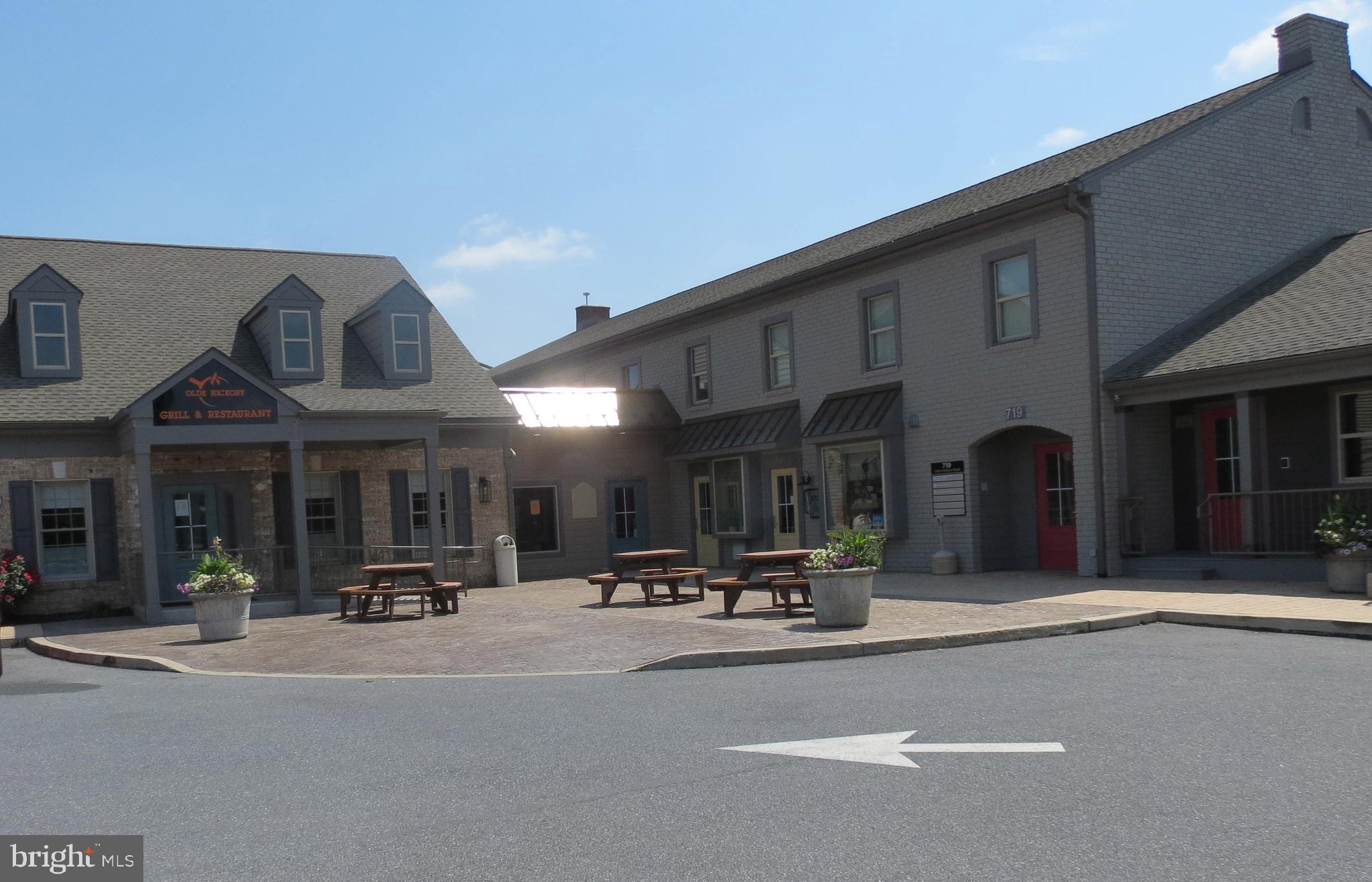 Ground-level corner suite in Olde Hickory Square shopping center which is located at the entrance to Village of Olde Hickory apartment complex. Other businesses in the center include Stubby’s Bar & Grille, Olde Hickory Grille, Stitches Unlimited and more. Zoning allows for a multitude of retail and commercial uses.
Landlord is open to providing a buildout allowance depending on deal terms.