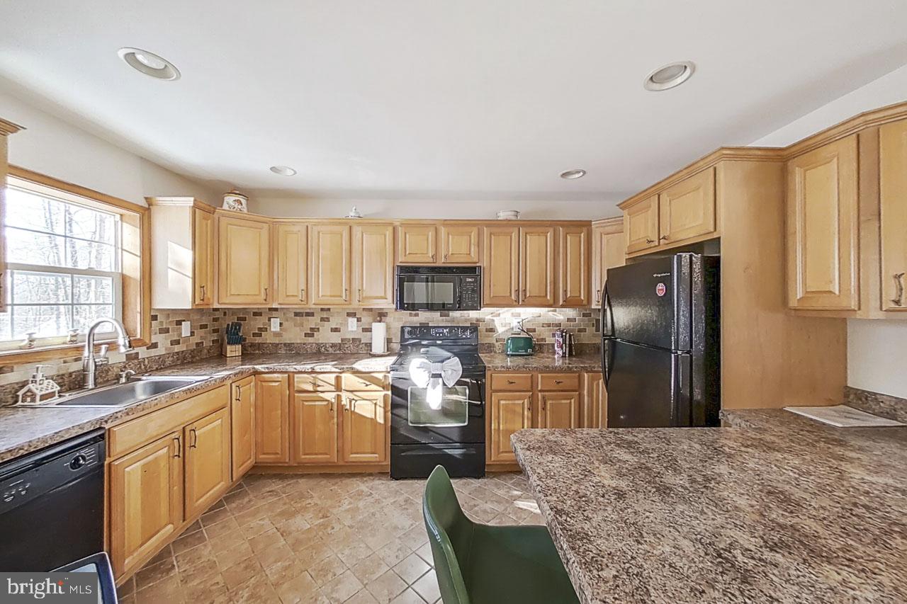 ARROWHEAD LAKES - Residential