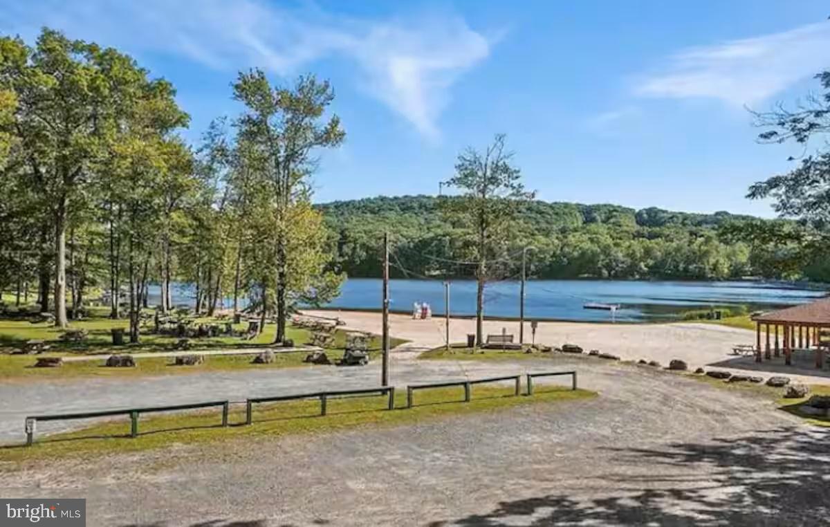 ARROWHEAD LAKES - Residential