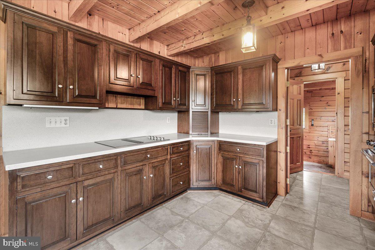 POOLESVILLE OUTSIDE - Residential