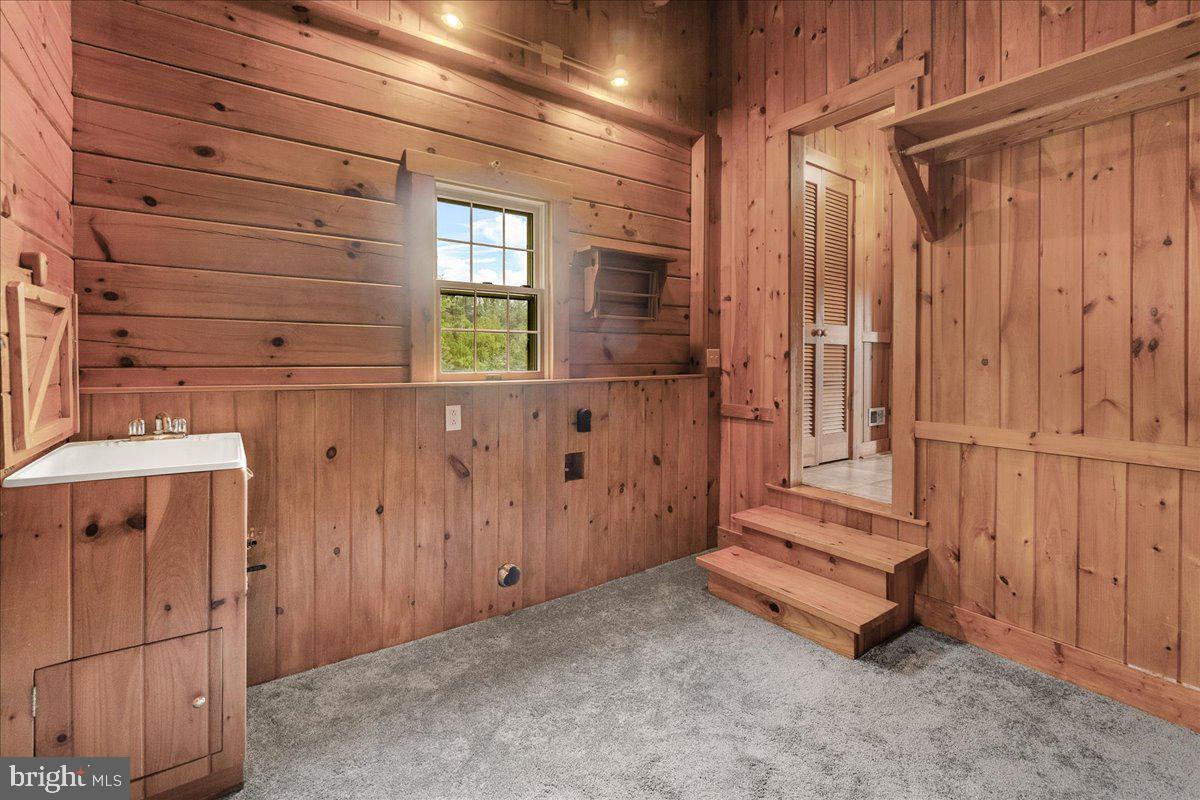 POOLESVILLE OUTSIDE - Residential