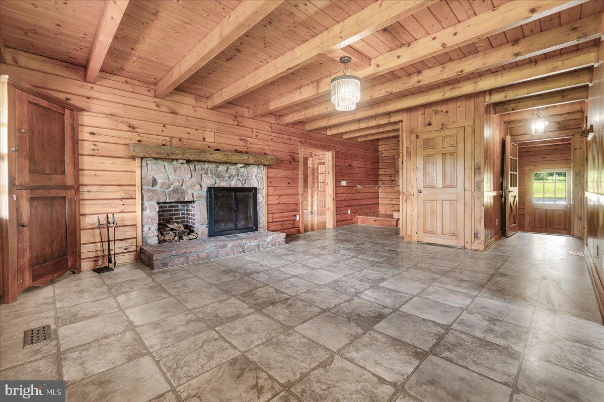 POOLESVILLE OUTSIDE - Residential