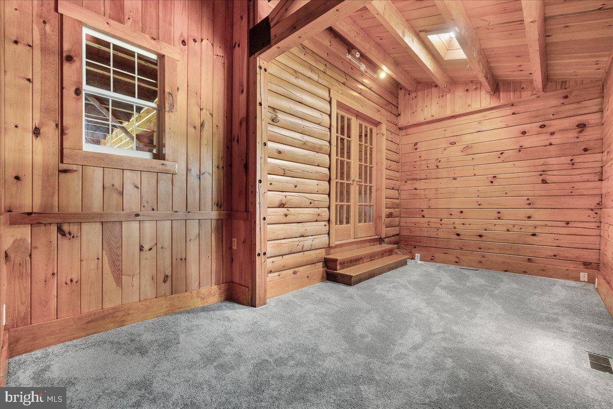 POOLESVILLE OUTSIDE - Residential