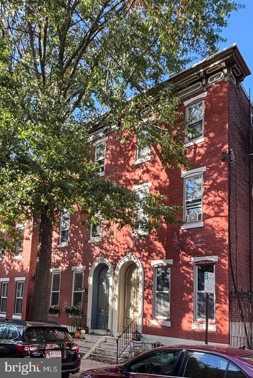 This light-filled 1 bedroom apartment boasts high ceilings, hardwood floors throughout and an open kitchen.
 Huge bedroom+ all tile bath. PRIVATE garden.  Perfect ART-MUSEUM area location, just minutes from Kelly Drive, WHOLE-FOODS market, and some of the BEST dining and coffee shops!!! Central air with shared laundry in the building. A MUST SEE!!!