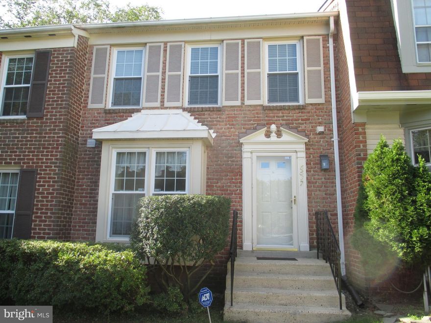 SPACIOUS 3BR/3.5BA TOWNHOUSE IN A QUITE FAIRFAX NEIGHBORHOOD. LOCATED MINUTES FROM SHOPPING AREAS, WITH CONVENIENT ACCESS TO PUBLIC TRANSPORTATION. THIS PROPERTY IS JUST MINUTES FROM THE BELTWAY AND HAS LOTS OF CHARM.
