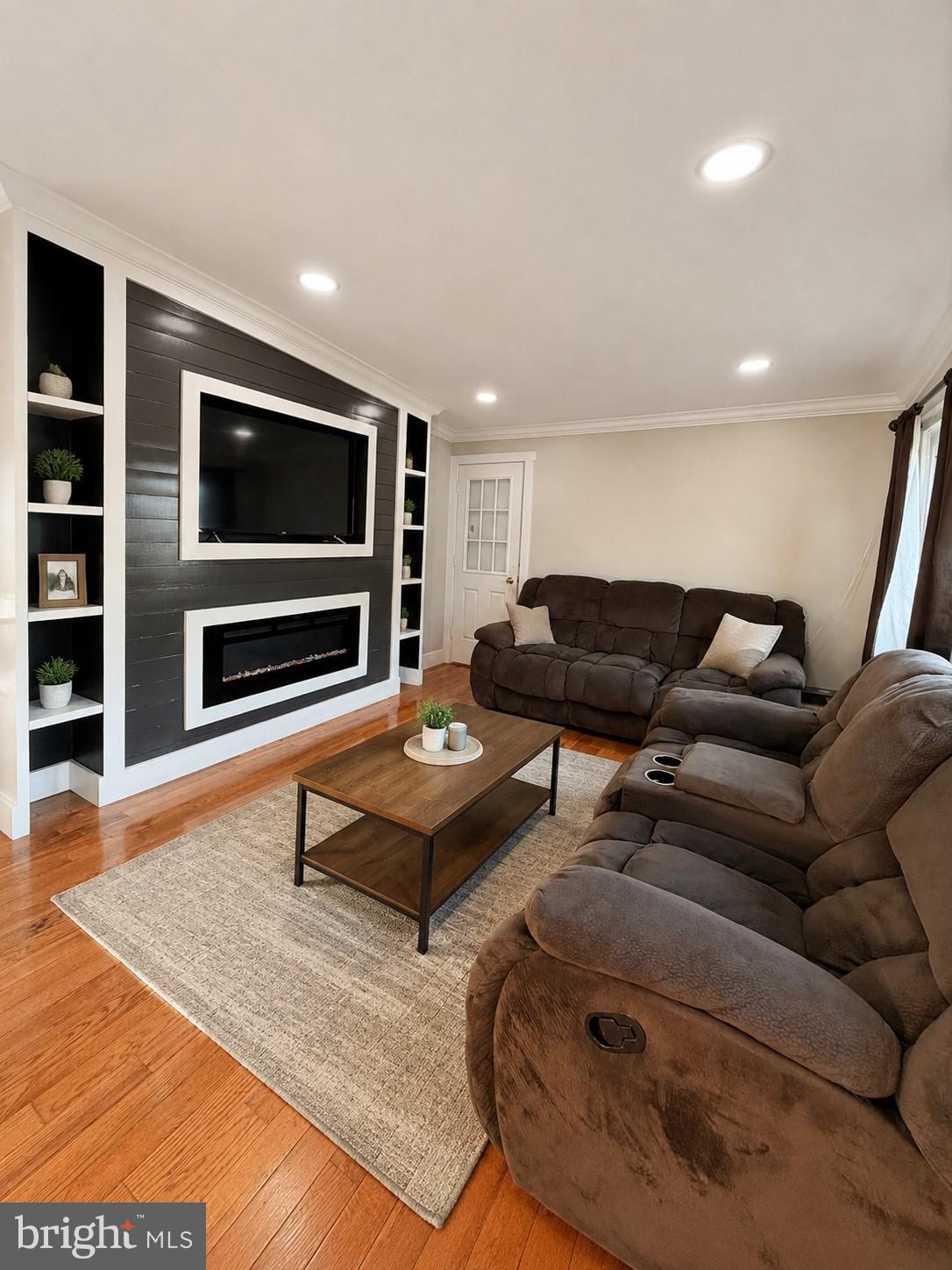 6203 MIDDLETON LANE