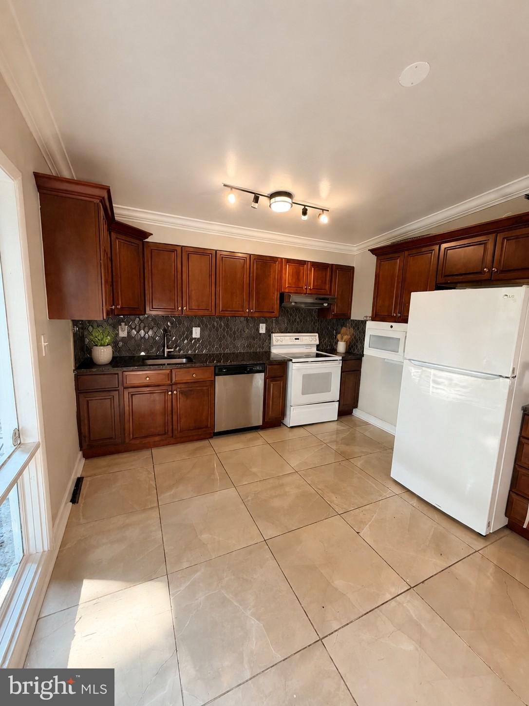6203 MIDDLETON LANE