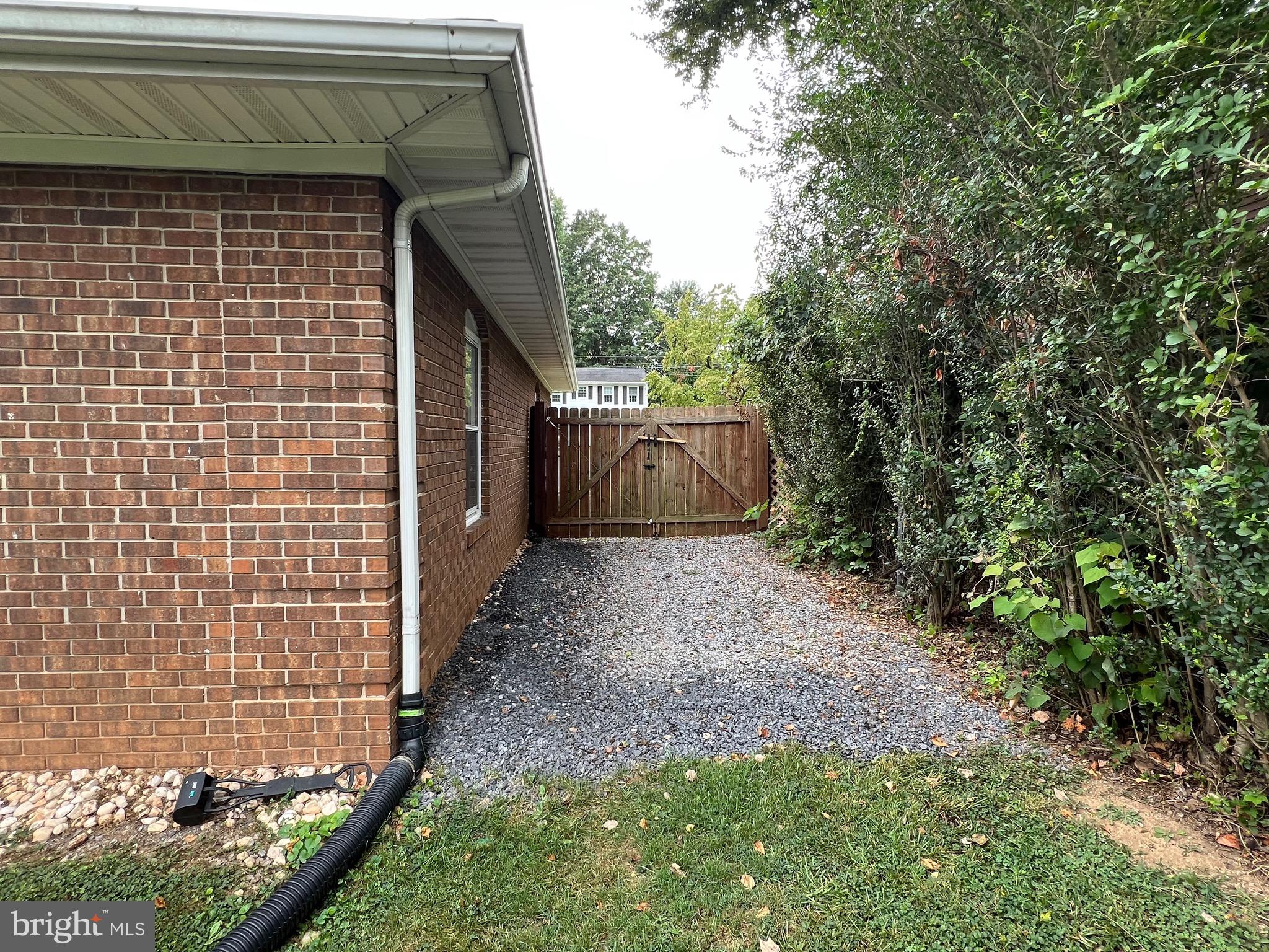 905 HILLCREST DRIVE