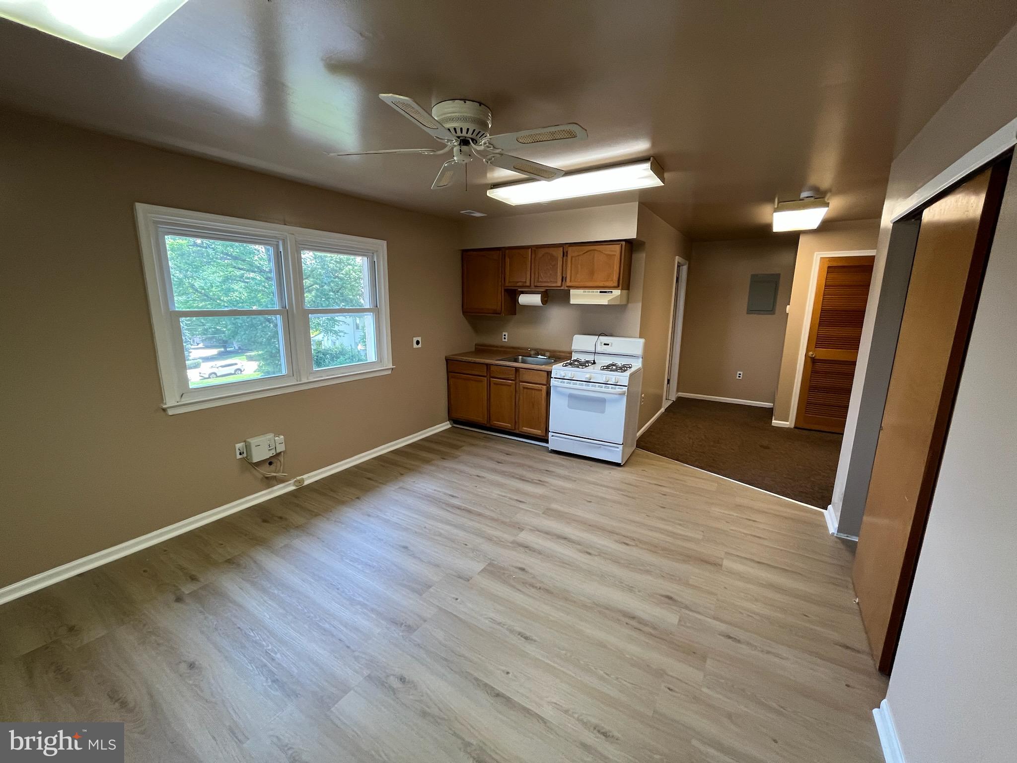 Good size 1 bdrm apartment in the heart of Wyndmoor. New kitchen flooring and freshly painted. 2nd floor walkup. No pets, no smoking, parking available. First month, last month, and security deposit due prior to move in. Available for immediate occupancy.