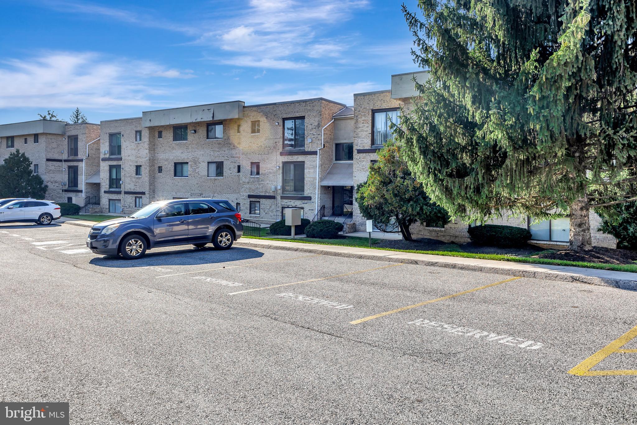 Spacious condo 1118 sq/ft!! Rarely available.
2 bedroom, 2 full bathrooms, in-unit laundry, hardwood floors, central air, convenient location.
Unit is under a contract - showing is put on hold.