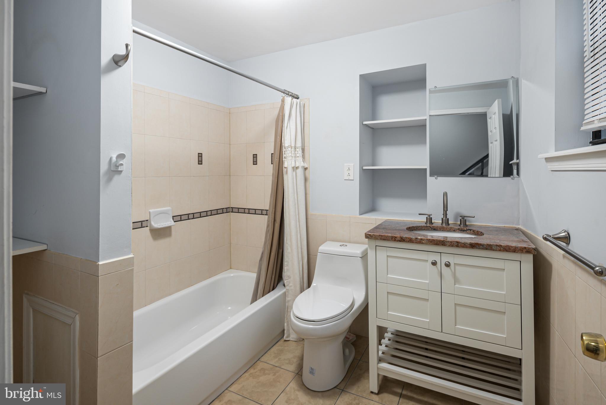 QUEEN VILLAGE - Residential Lease