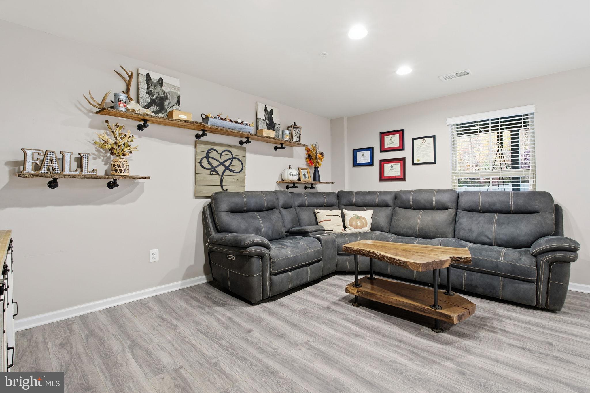 PONDVIEW - Residential