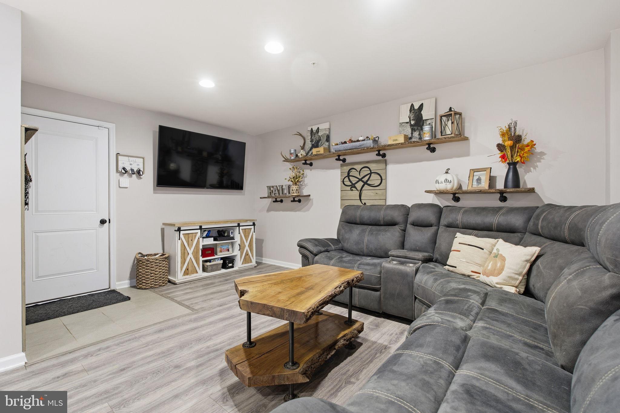 PONDVIEW - Residential