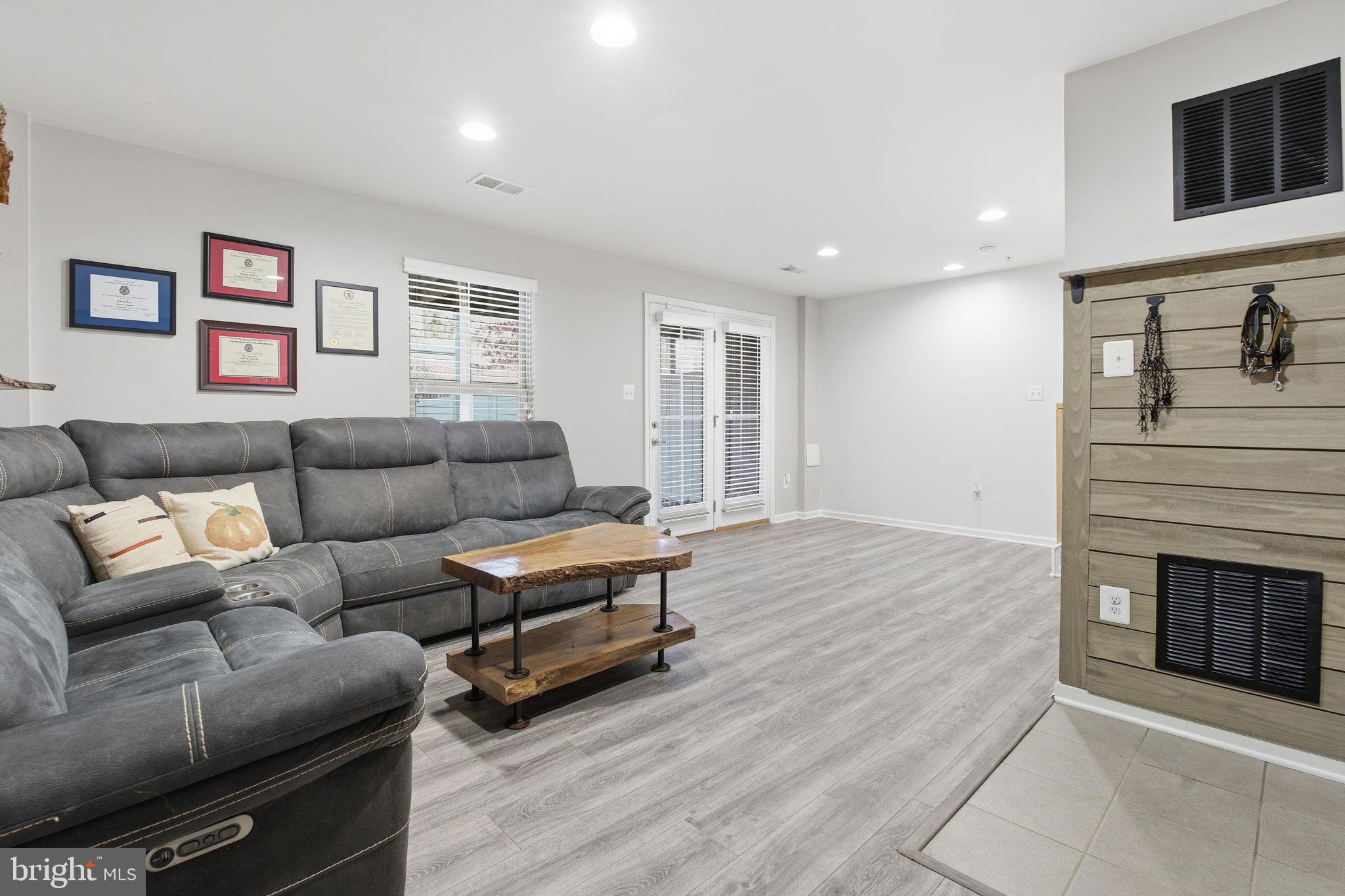 PONDVIEW - Residential