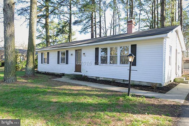 Recently renovated, 3 bedroom, 2 full bath SFH with brand new wide plank flooring and tile, fresh paint, stainless appliances, and HUGE back yard! Spacious bedrooms, modern kitchen, and brand new HVAC! Huge family room and double vanity in master bath. All nestled on over a half acre lot with vigorous trees. Must see in person; priced to sell!!