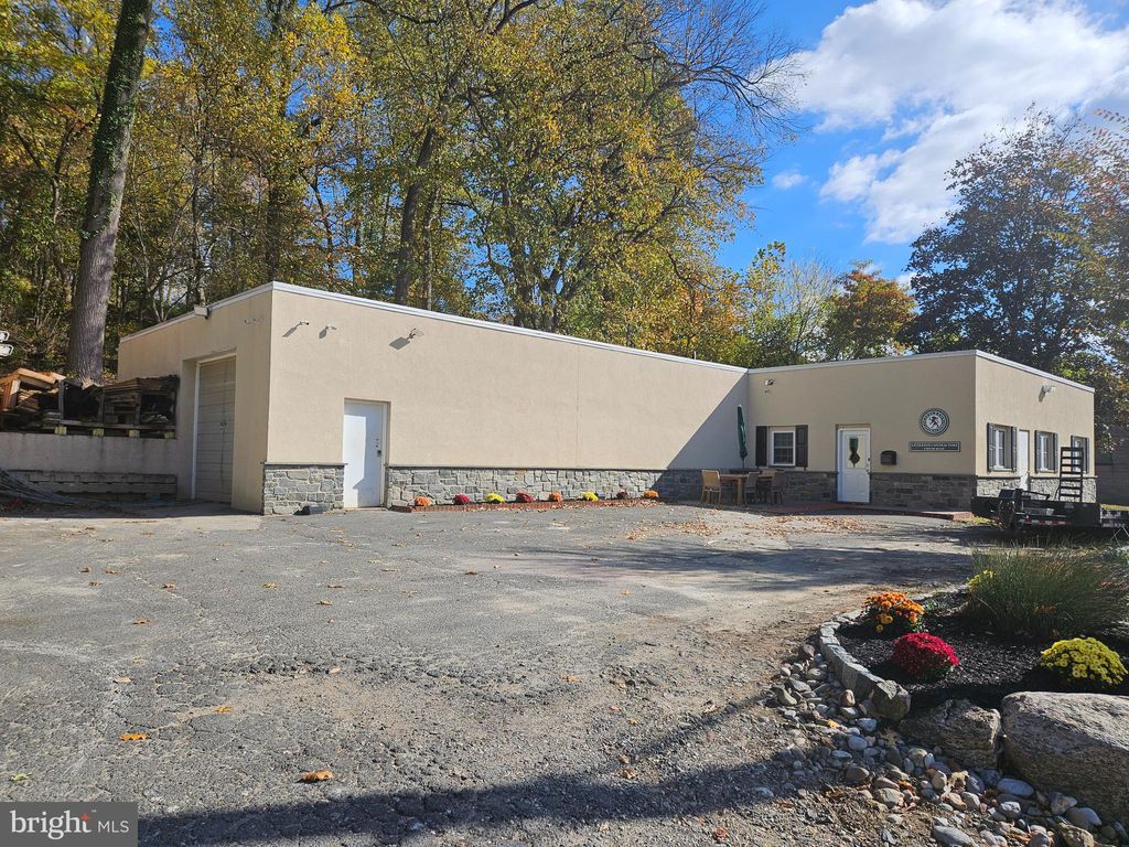 Photo of 9 River Road, CONSHOHOCKEN, PA 19428 (MLS # PAMC2159352)